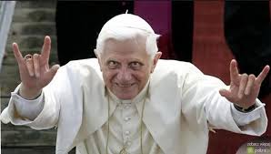 BENEDICTO XVI HACIENDO LA SEAL SATNICA